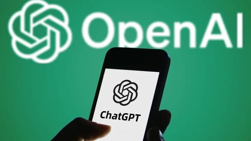 Smartphone met de ChatGPT-app voor het OpenAI-logo, openingsbeeld van het Adformatie-artikel
